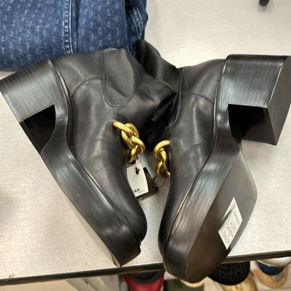 Coach Boota - Picture 4 of 7